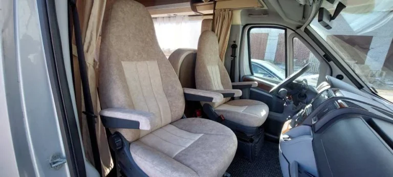 Matkaauto istmed